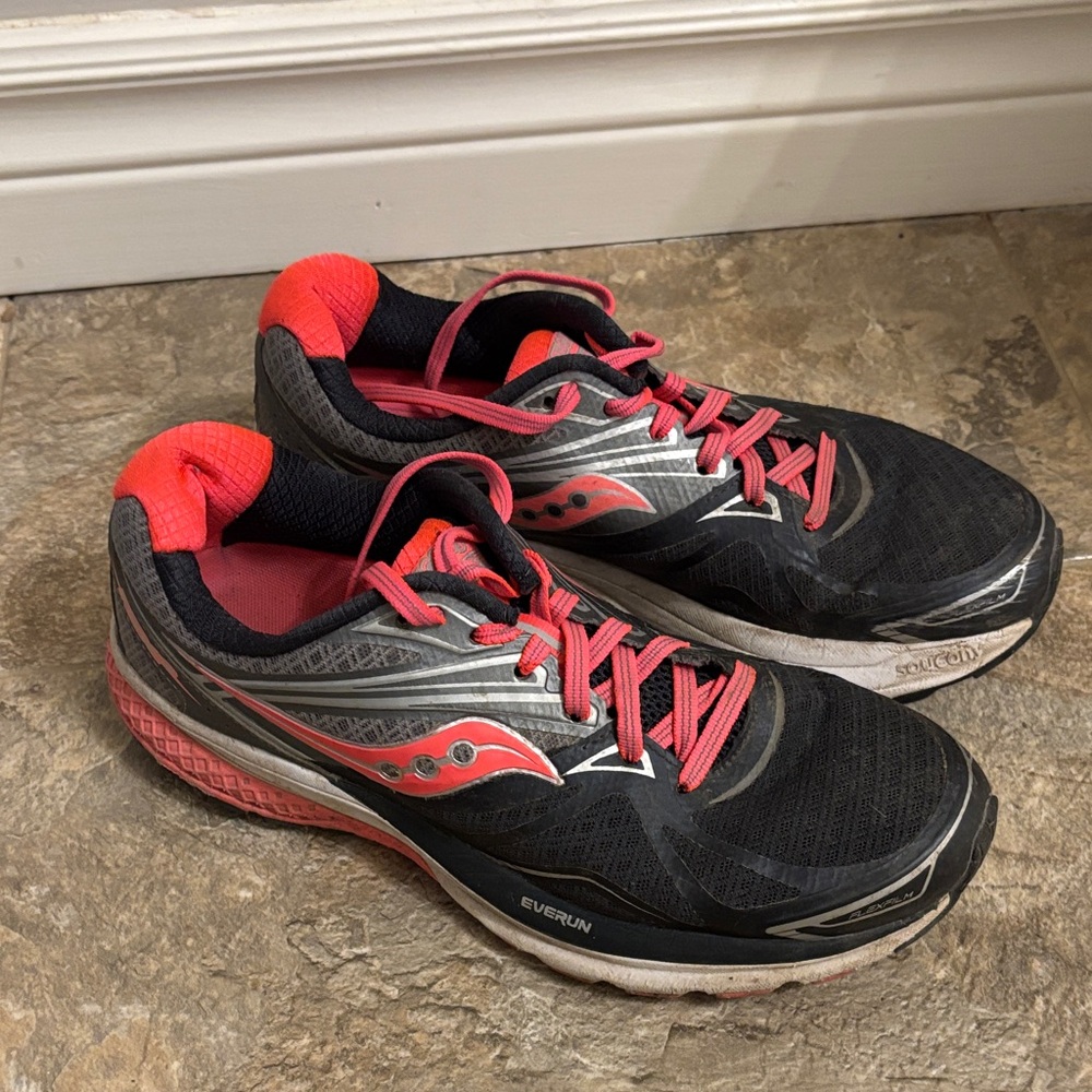 Saucony Women's Black and Red Athletic Shoes